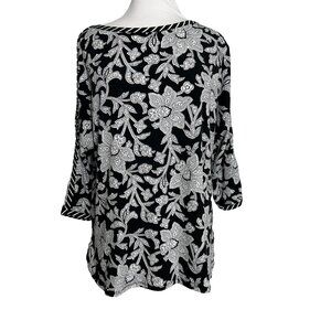 Chicos Womens Blouse Size 1 Medium Black White Floral 3/4 Sleeves Pull Over